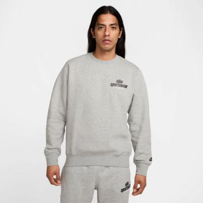 M NK CLUB BB CREW NSW GFX in 063 dk grey heather/black